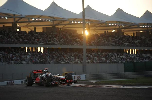 Jenson Button z zespołu McLaren Mercedes na torze Yas Marina