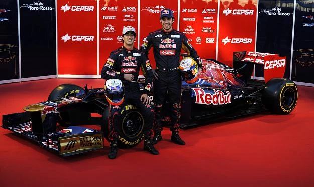 Daniel Ricciardo (z lewej) i Jean-Eric Vergne prezentują nowy bolid Toro Rosso