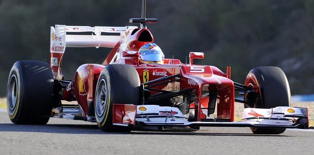 Fernando Alonso w swoim bolidzie F2012 na torze w Jerez