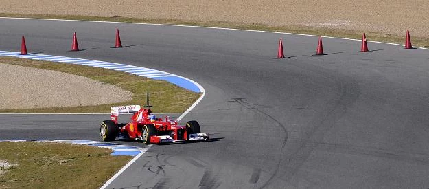 Fernando Alonso w bolidzie Ferrari podczas testów przed nowym sezonem Formuły 1