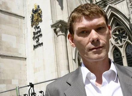 Gary McKinnon przed sądem w Londynie, lipiec 2006