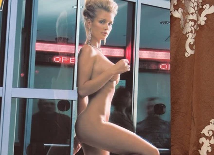 Fragment plakatu PETA - Krupa przekonuje na nim, że woli nago niż w futrze Fragment plakatu PETA - Krupa przekonuje na nim, że woli nago niż w futrze
