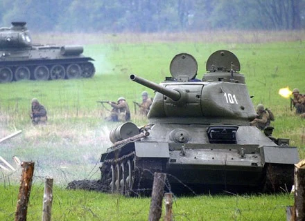 T-34, nz. w czasie rekonstrukcji historycznej na Ukrainie. Takie czołgi walczyły pod Lenino