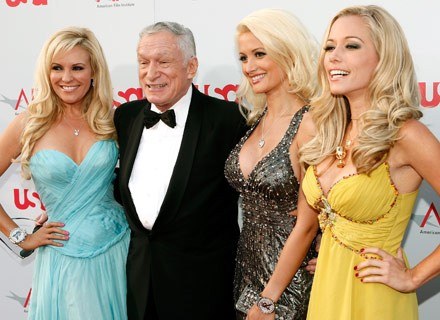 Na zdj. od lewej Bridget Marquardt, Hugh Hefner, Holly Madison i Kendra Wilkinson.