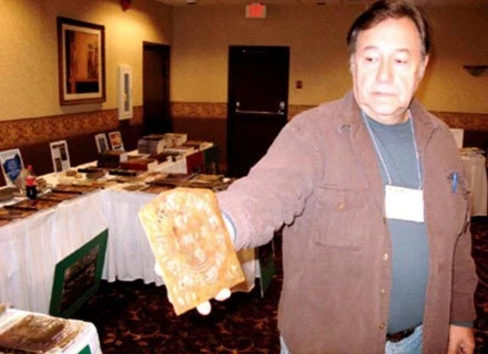 Wayne May z jedną z tajemniczych tabliczek odkrytych na terenach Michigan Wayne May z jedną z tajemniczych tabliczek odkrytych na terenach Michigan