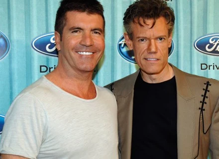 Nz.: Uśmiechnięty juor "Idola" Simon Cowell i mniej uśmiechnięty piosenkarz Randy Travis