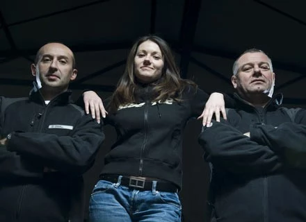 Od lewej Grzegorz Simon (mechanik), Iza Szgwarczyk, Grzegorz Baran (kierowca)