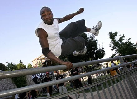 Na zdjęciu Sebastien Foucan, jeden z ojców-założycieli parkouru, w Paryżu, lipiec 2005