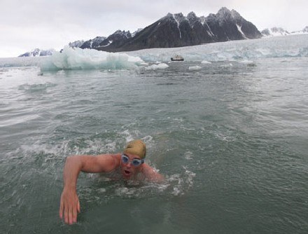 Na zdjęciu: Lewis Gordon Pugh w wodach koło archipelagu Svalbard, sierpień 2005