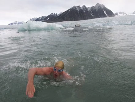 Na zdjęciu: Lewis Gordon Pugh w wodach koło archipelagu Svalbard, sierpień 2005