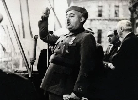 Francisco Franco, kolejny dyktator, którego wojna pozbawiła części z atrybutów męskości