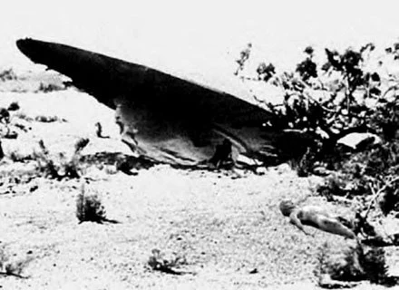 Jedno ze zdjęć niepewnego pochodzenia mających przedstawiać wrak UFO... Jedno ze zdjęć niepewnego pochodzenia mających przedstawiać wrak UFO...