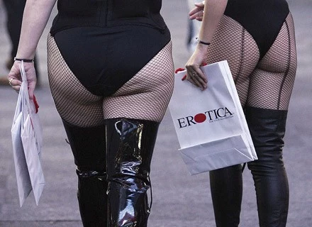 Pełnych kształtów kobiety promują wystawę "Erotica", Londyn 2005 r.