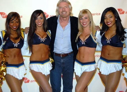 Sir Richard Branson w towarzystwie cheeleaderek zespołu San Diego Chargers, luty 2008