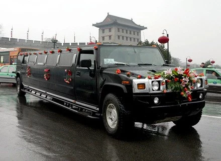 Hummer, stylizowany na ślubny. Niestety, bohaterka depeszy nie miała szczęścia zasnąć w takim