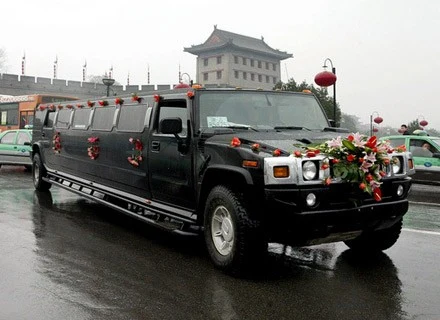 Hummer, stylizowany na ślubny. Niestety, bohaterka depeszy nie miała szczęścia zasnąć w takim Hummer, stylizowany na ślubny. Niestety, bohaterka depeszy nie miała szczęścia zasnąć w takim
