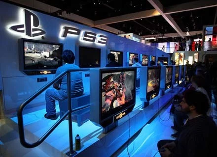 Goście targowi testują Playstation 3 na E3 Expo w Los Angeles, czerwiec 2009