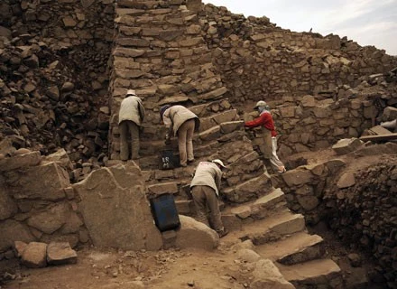 Archeolodzy na ruinach peruwiańskich piramid