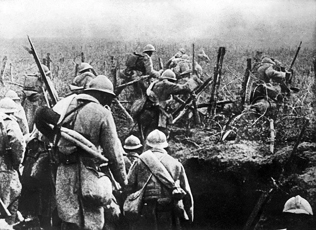 Verdun, 1916 r.: Francuzi przedzierają się przez zasieki z drutu kolczastego Verdun, 1916 r.: Francuzi przedzierają się przez zasieki z drutu kolczastego