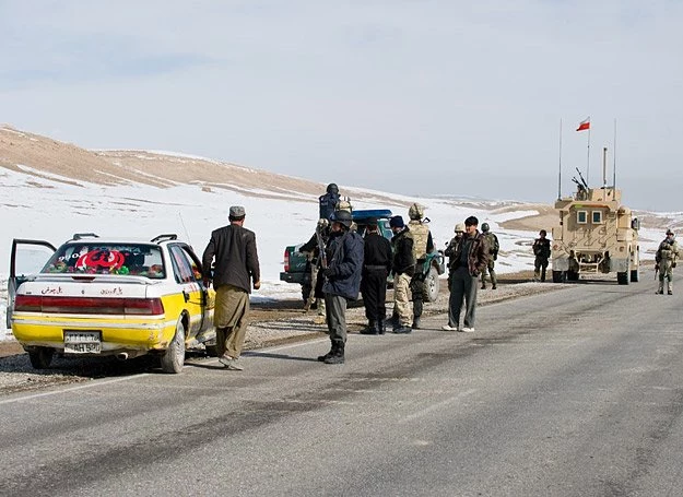 Afgańska codzienność: check pointy na Highway 1 /fot. Adam Roik, Combat Camera DOSZ