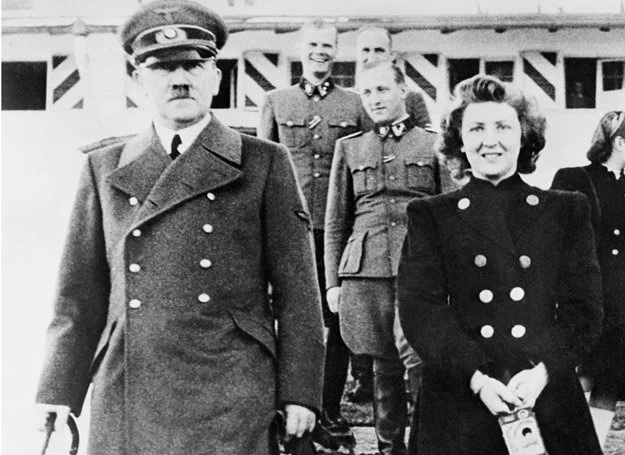 Adolf Hitler i Eva Braun razem, najprawdopodobniej zdjęcie pochodzi z 1943 r.