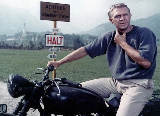 W kinowej ekranizacji "Wielkiej ucieczki" główną rolę zagrał Steve McQueen