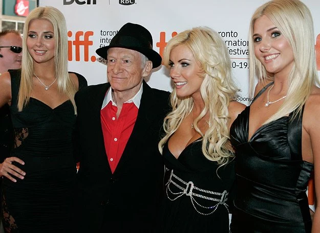 Hugh "Hef" Hefner w towarzystwie (od lewej): Kristiny Shannon, Crystal Harris i Karissy Shannon