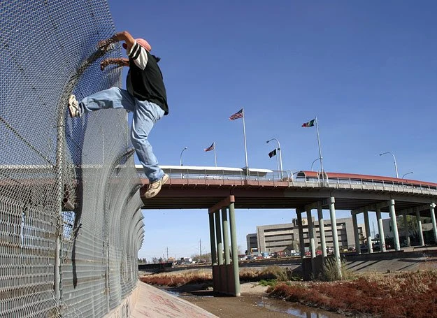 Za tym płotem są Stany Zjednoczone. Ludzi, którzy chcą się tam przedostać z Meksyku są tysiące Za tym płotem są Stany Zjednoczone. Ludzi, którzy chcą się tam przedostać z Meksyku są tysiące