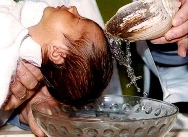 Święcona woda tworząca znak różańca - zjawisko sfotografowane podczas chrztu Valentino Mory