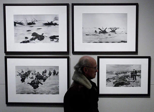 Zdjęcia Roberta Capy wykonane podczas D-Day wiszące w amsterdamskim muzeum