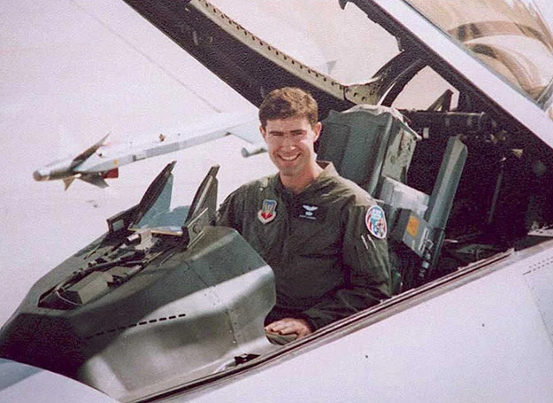 Kpt. Scott O'Grady za sterami myśliwca F-16C