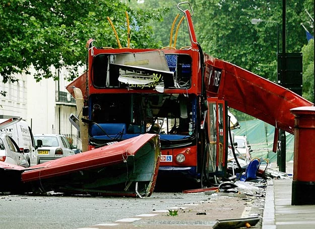 7.07.2005 r.: Tyle pozostało z piętrusa, w którym wysadził się zamachowiec-samobójca