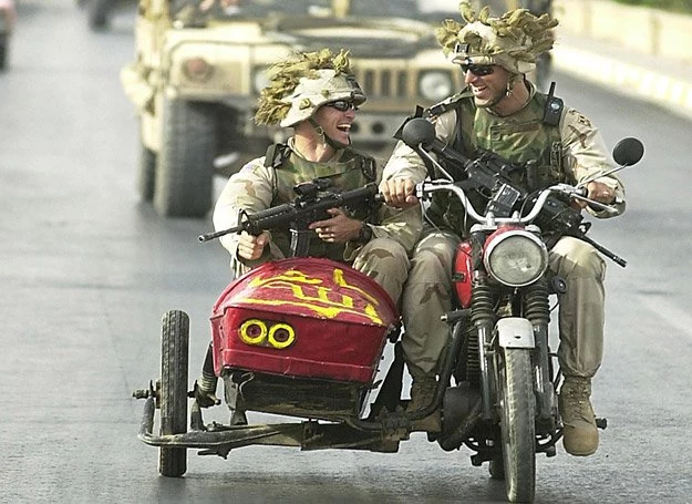 28.10.2003 r., Tikrit, Irak: Amerykańscy żołnierze jadą zarekwirowanym motocyklem z bocznym wózkiem