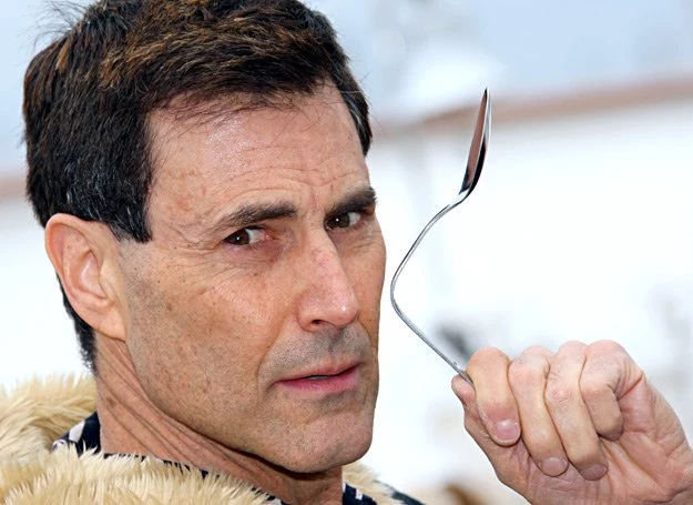 Uri Geller i kolejna ofiara jego paranormalnych umiejętności - wygięta łyżka