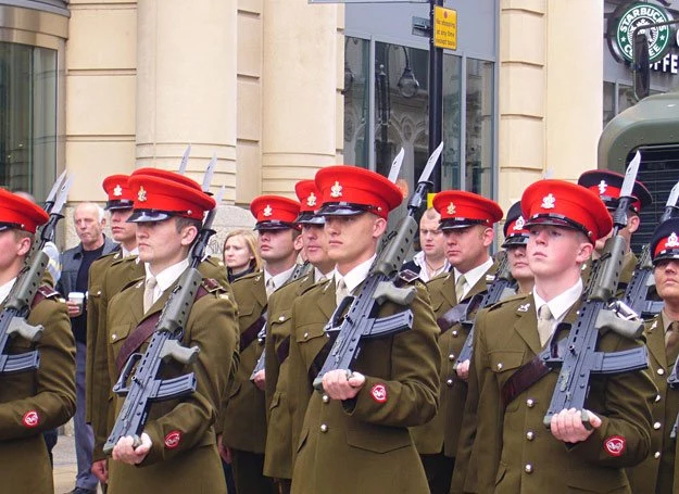 The Queen's Royal Hussars z naszywką "Maid of Warsaw" na rękawie