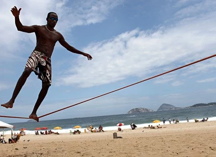 Slackline można uprawiać dosłownie wszędzie, także na plaży w Rio De Janeiro