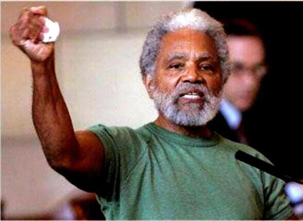 Na zdj. Senator Ernie Chambers, jeden z śmiertelników próbujących stawić Boga przed ziemskim sądem