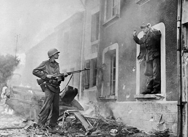 Francja, 1944 r.: Żołnierz US Army rozbraja Niemca. Polski wywiad był bardzo aktywny we Francji