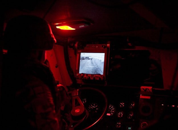 Wnętrze pojazdu MRAP nocą/fot. Adam Roik, Combat Camera DOSZ