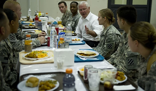 Sekretarz obrony USA Robert Gates na obiedzie z żołnierzami w Camp Victory