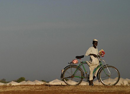 Uczestnicy rowerowej wyprawy spotkają w Namibii niejednego takiego rowerzystę