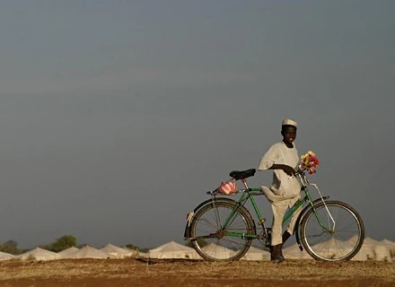 Uczestnicy rowerowej wyprawy spotkają w Namibii niejednego takiego rowerzystę