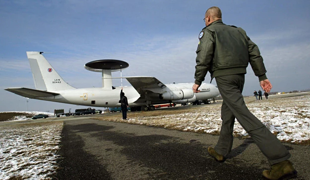 Przygotowania AWACS-a do startu na lotnisku w Budapeszcie