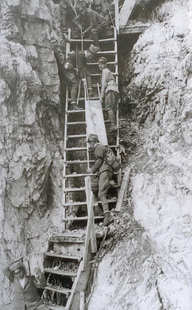 Żołnierze włoscy na drodze transportowej, Góra Lagazuoi, 1916 r. /fot. Commettee Cengia Martini