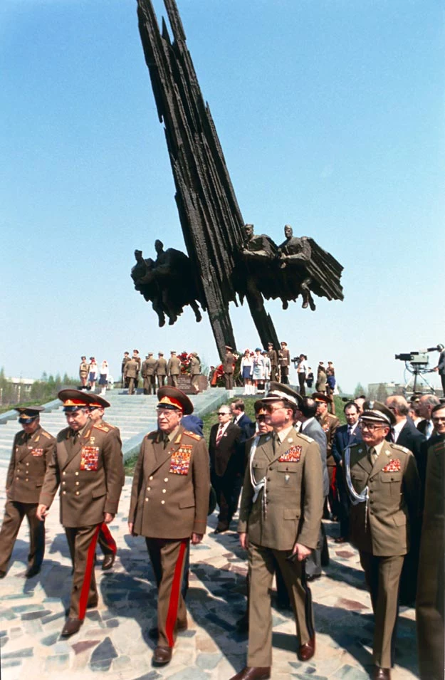 Gen. Jaruzelski przy pomniku polsko-radzieckiego braterstwa w Razaniu, zdjęcie z 1984 r.