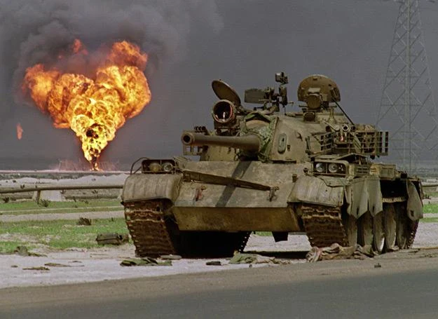 2 kwietnia 1991 r.: Iracki czołg porzucony w Kuwejcie, w tle: palący się szyb naftowy 2 kwietnia 1991 r.: Iracki czołg porzucony w Kuwejcie, w tle: palący się szyb naftowy