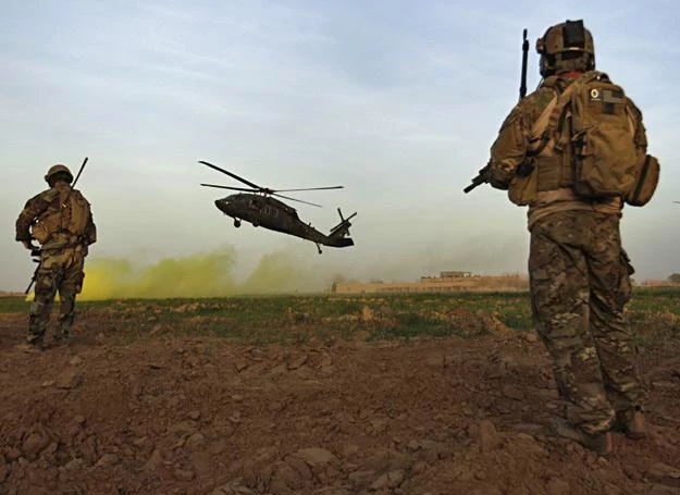 Amerykańscy komandosi osłaniają lądowanie śmigłowców Black Hawk w Afganistanie