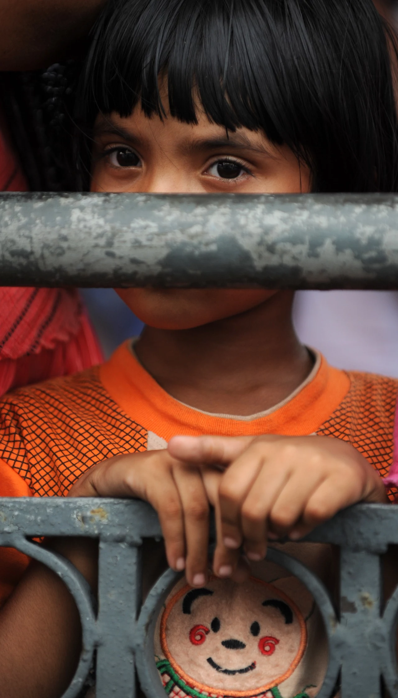 Sri Lanka. Dziewczynka przygląda się protestom przeciwko rosnacym kosztom życia Sri Lanka. Dziewczynka przygląda się protestom przeciwko rosnacym kosztom życia
