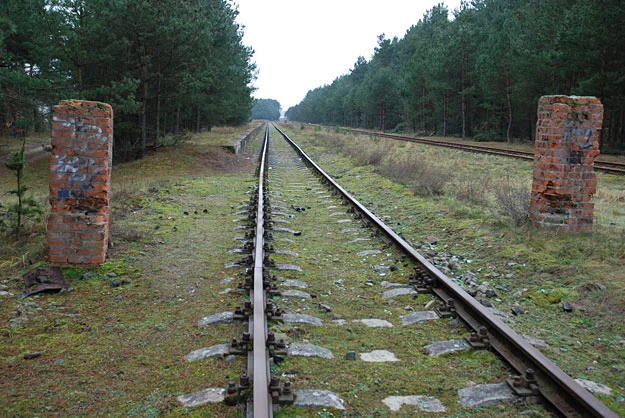 Wjazd kolejowy do bydgoskiej "Luftmuny". Słupy po bramie są oryginalne