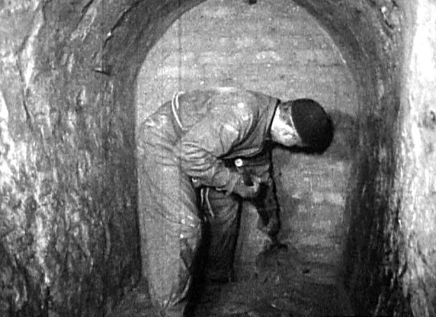 Kadr z "Kroniki Filmowej" (1959 r.) przedstawiający speleologów penetrujący podziemia twierdzy